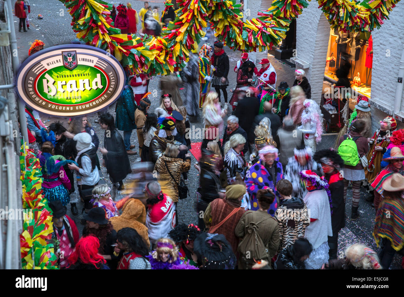 Niederlande, Maastricht, Karneval. Kostümierte Menschen mit einem Drink auf der Straße Stockfoto