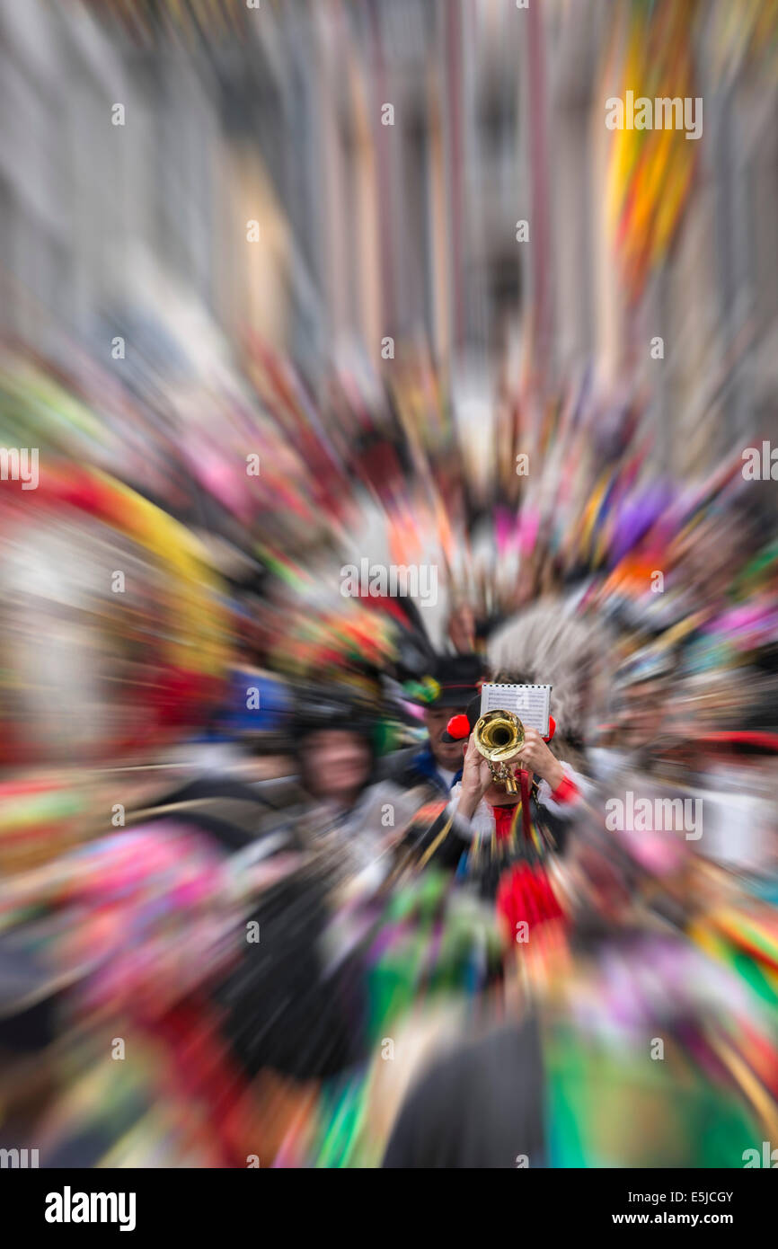 Niederlande, Maastricht, Karneval. Kostümierte Menschen in Parade, Zate Hermeniekes, Blaskapellen, Blaskapellen Stockfoto