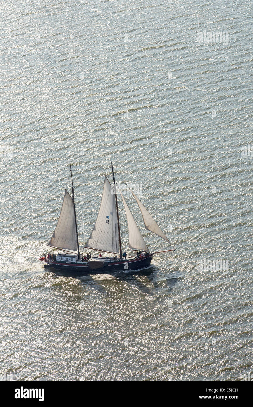 Die Niederlande, in der Nähe von Urk, genannt See IJsselmeer. Traditionelles Segeln Frachtschiffe, jetzt touristische Kreuzfahrten. Luftbild Stockfoto