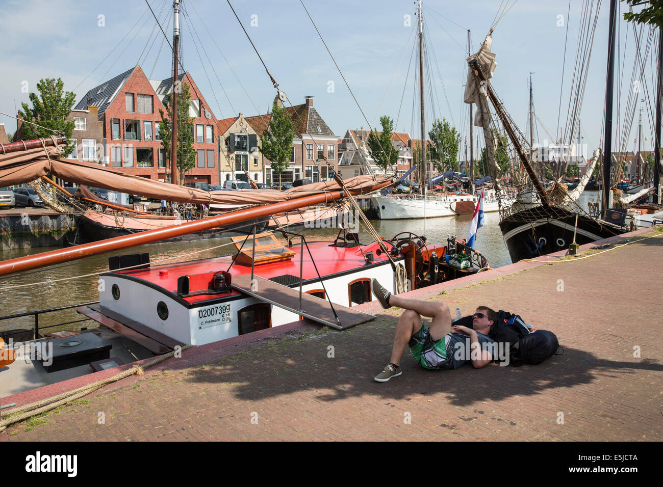 Niederlande, Harlingen, traditionelle Segelboote im Hafen. Man ruht Stockfoto