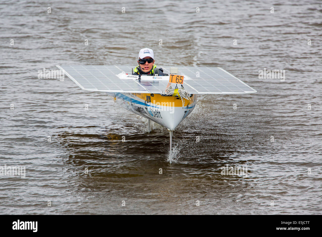 Niederlande, Franeker, DONG Solar Challenge 2014 Rennen für Solarboote. Tragflächenboot der TU Delft Solarboot Hochschulteam Stockfoto
