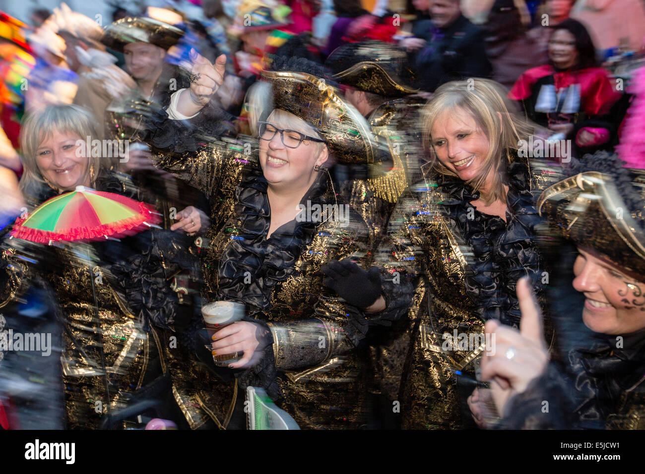 Niederlande, Maastricht, Karneval. Frauen singen und tanzen. Twilight Stockfoto