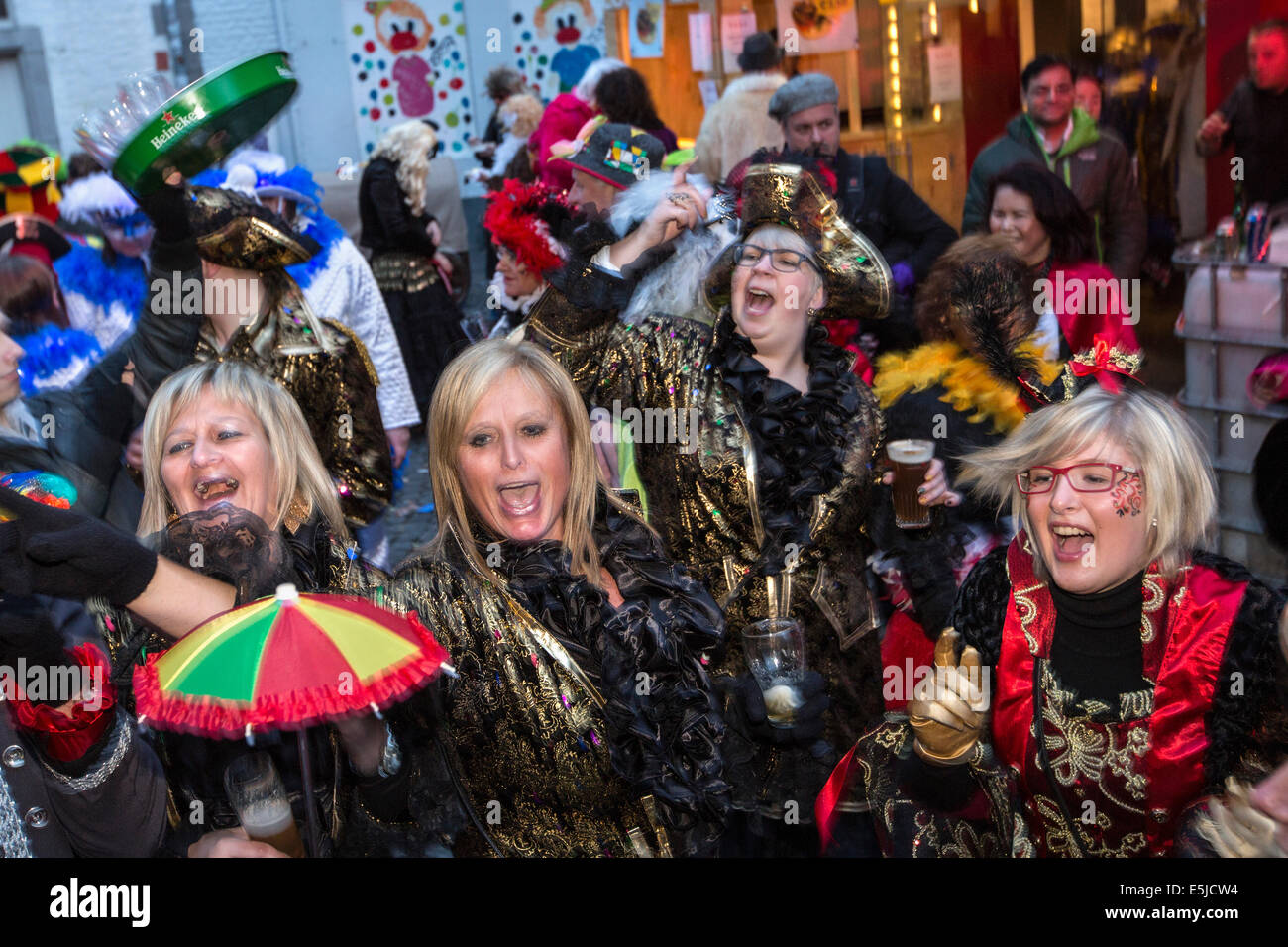 Niederlande, Maastricht, Karneval. Frauen singen und tanzen. Twilight Stockfoto