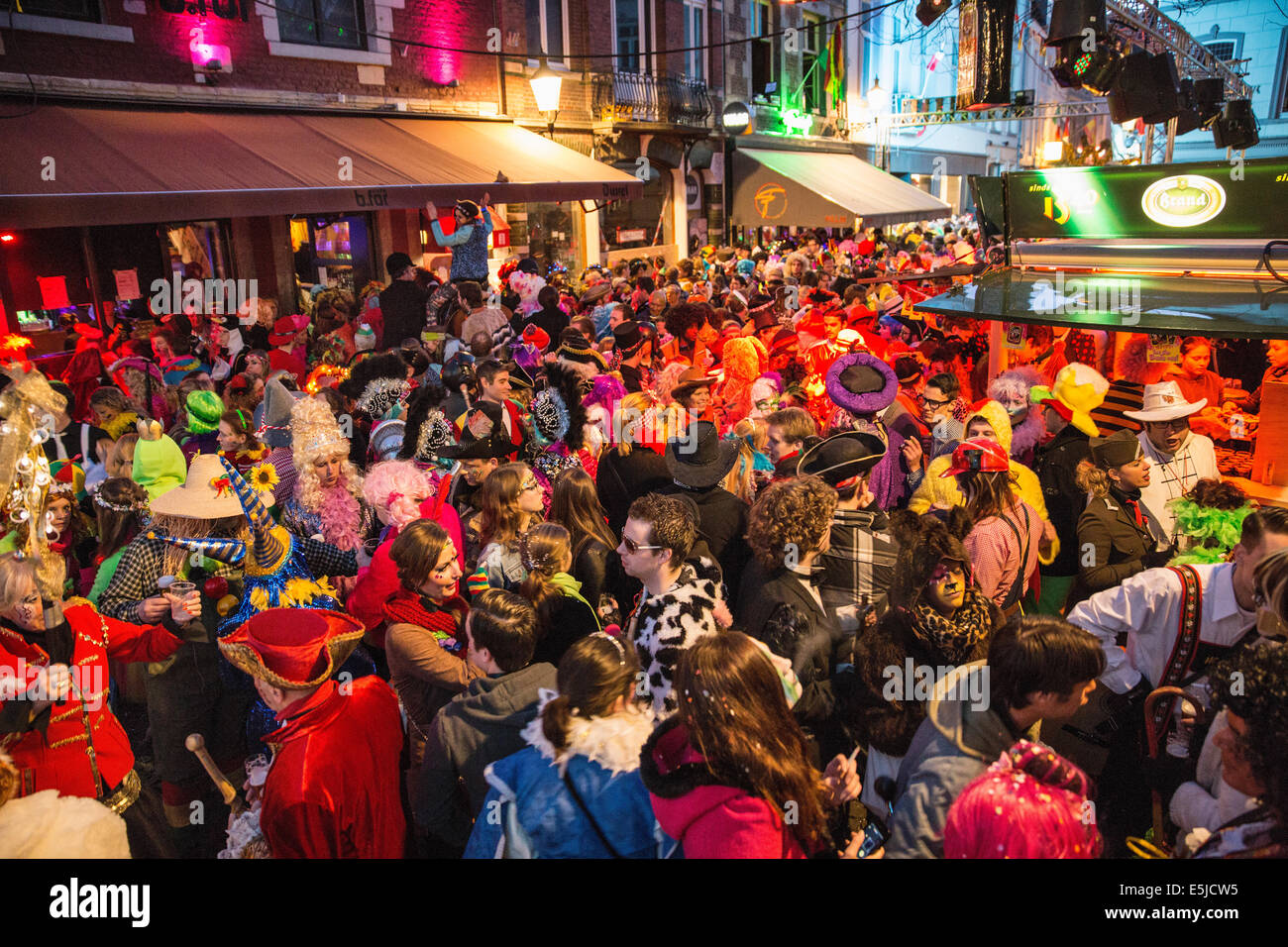 Niederlande, Maastricht, Karneval. Frauen singen und tanzen. Twilight Stockfoto