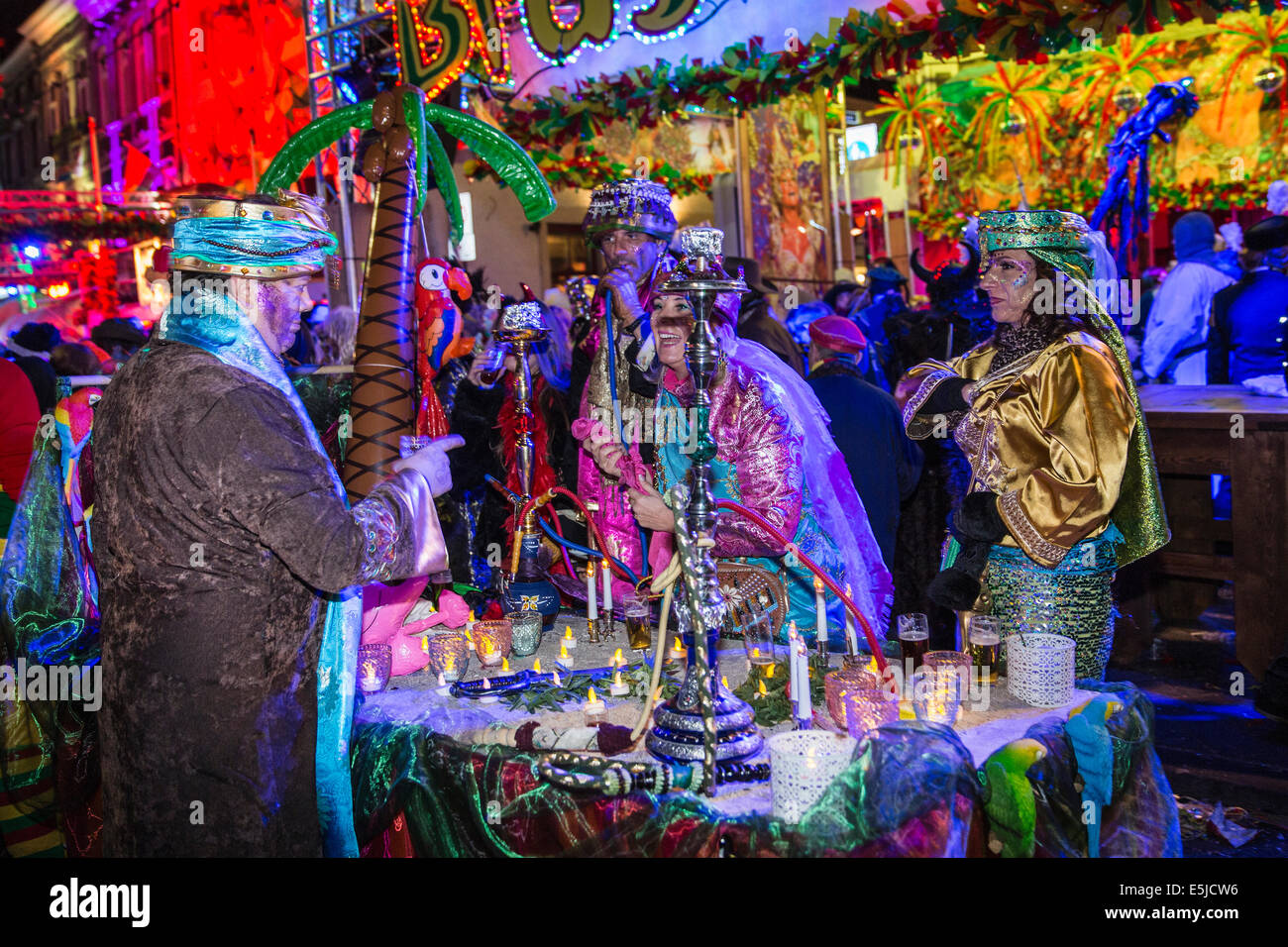 Niederlande, Maastricht, Karneval. Kostümierte Menschen verkaufen Lichter und Shishas oder Wasserpfeifen am Vrijthof Quadrat Stockfoto
