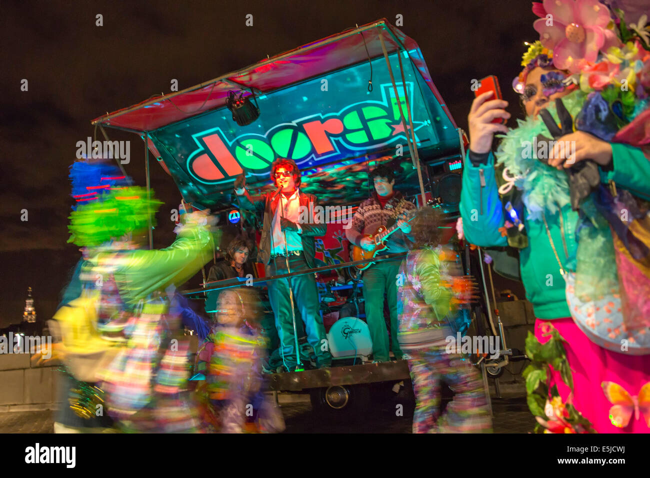 Niederlande, Maastricht, Karneval. Kostümierte Menschen singen und tanzen. Auftritt der Band namens die Türen Stockfoto
