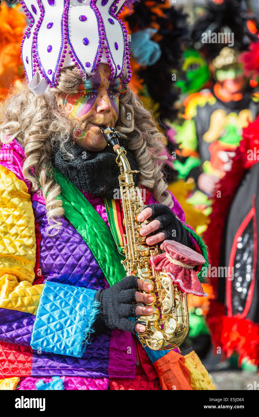 Niederlande, Maastricht, Karneval. Geschminkte Frau spielt Saxophon Stockfoto