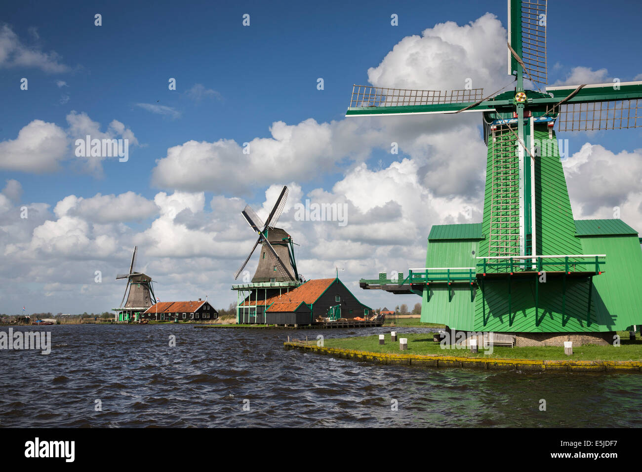 Niederlande, Zaanse Schans in der Nähe von Zaandam, touristische Attraktion mit Windmühlen und Häuser aus dem 17. und 18. Jahrhundert Stockfoto