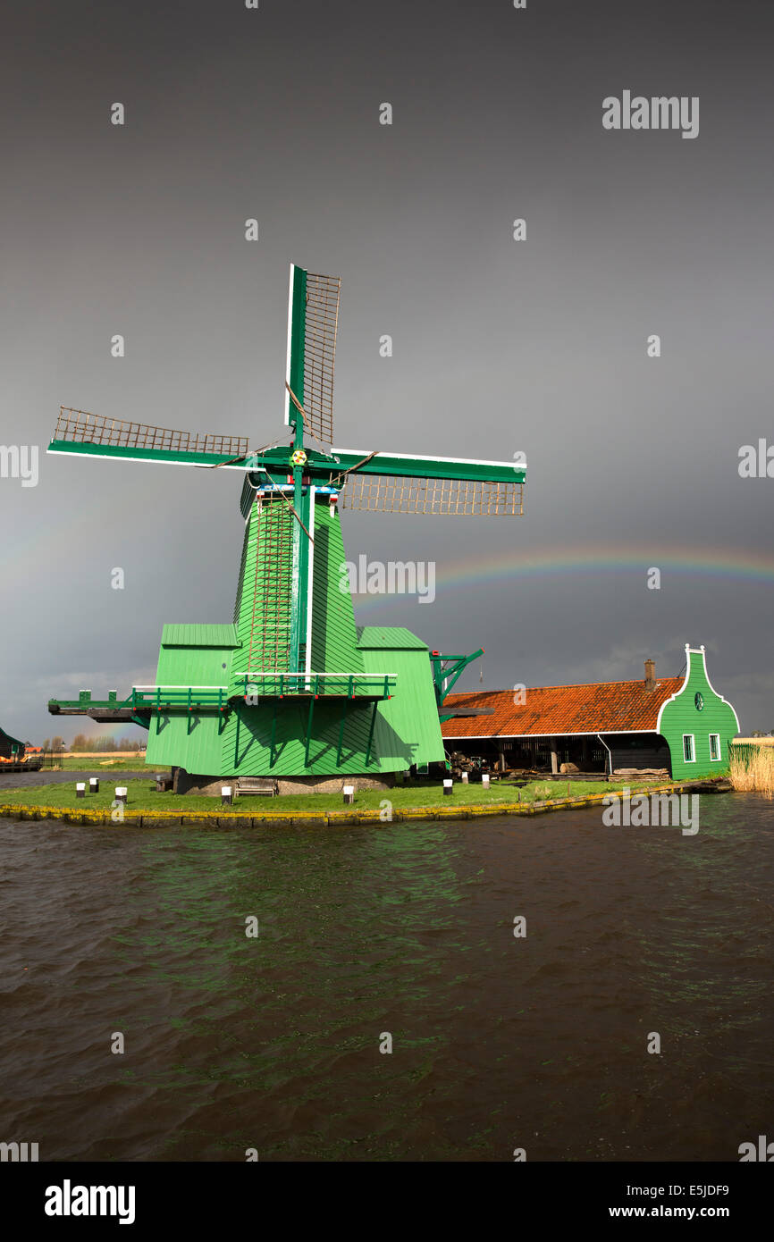 Niederlande, Zaanse Schans in der Nähe von Zaandam, touristische Attraktion mit Windmühlen und Häuser aus dem 17. und 18. Jahrhundert. Regenbogen Stockfoto