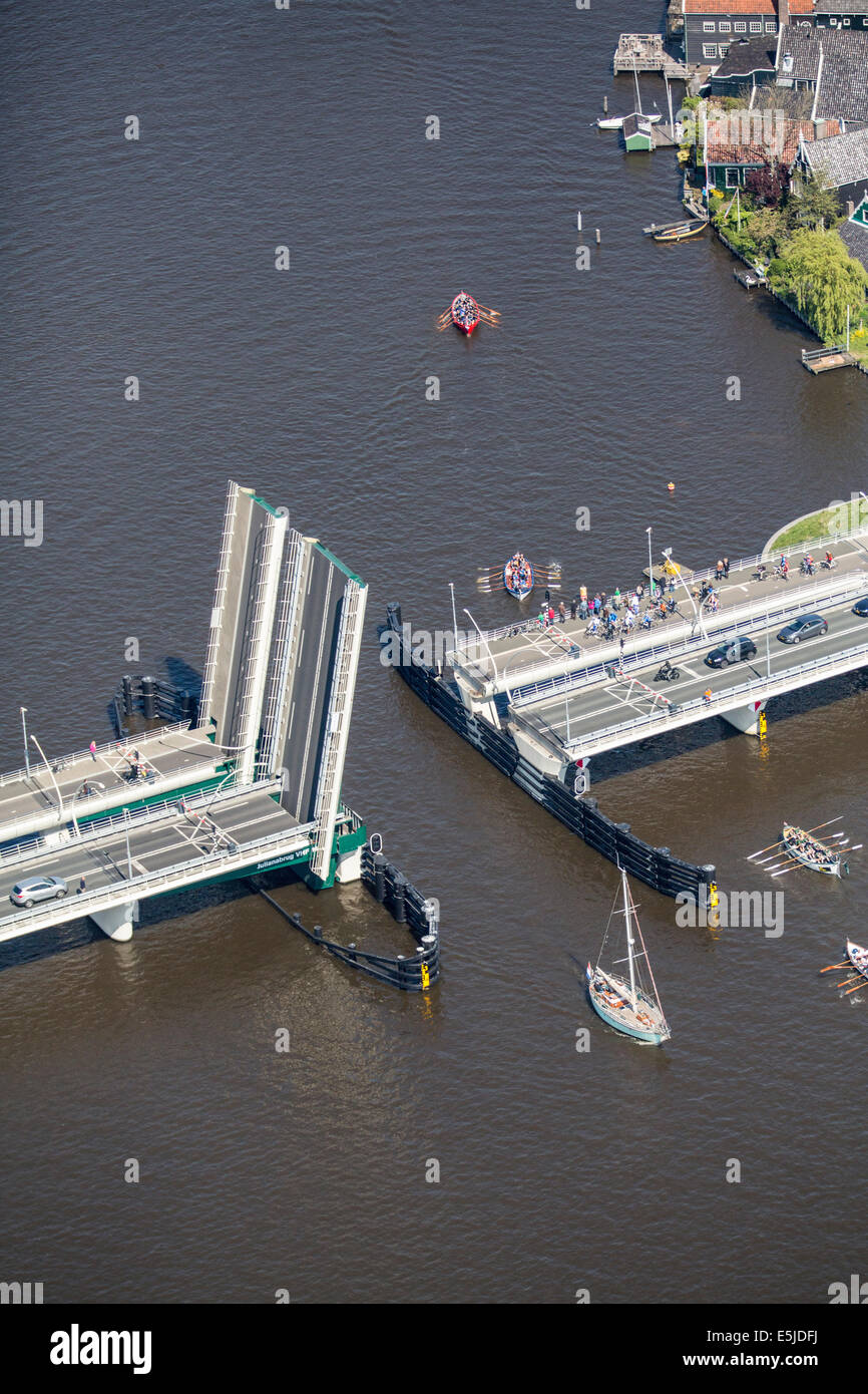 Niederlanden, Zaandam, offene Brücke. Zaan Flusses. Luftbild Stockfoto