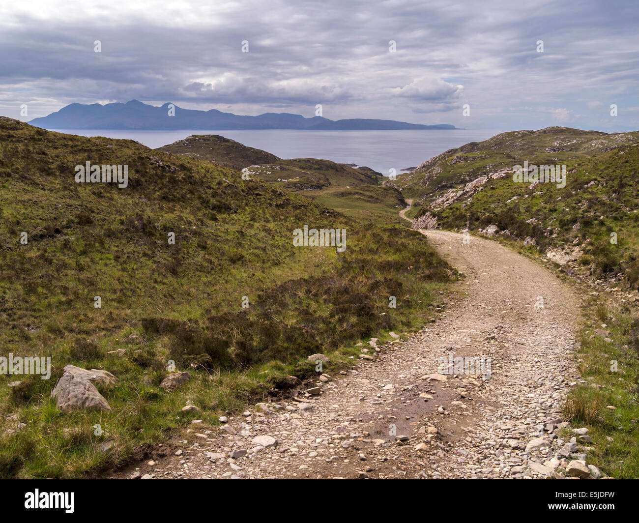 Unbefestigte Straße zum Punkt der Sleat mit der Insel Rum in der Ferne, Skye, Schottland, UK Stockfoto