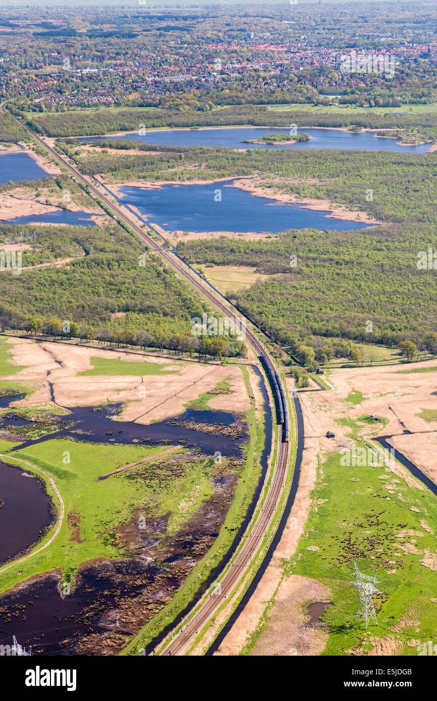 Naarden, Niederlande Züge durch Seen genannt Naarder Meer. Luftbild Stockfoto
