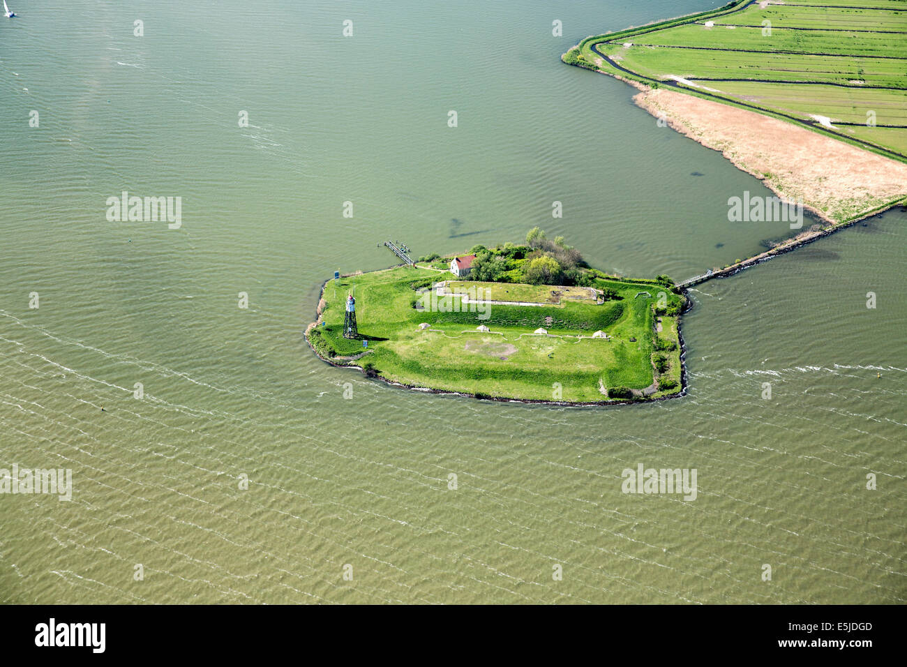 Niederlande, Durgerdam. Vuurtoreneiland (Leuchtturm-Insel), Verteidigungslinie von Amsterdam. Hollandse Waterlinies. Niederländische Wasserschutzlinien. Antenne. Stockfoto
