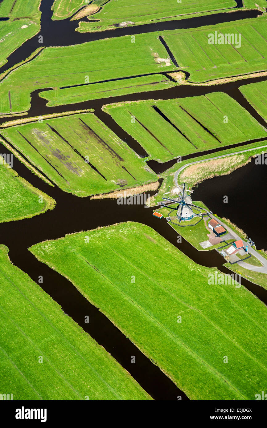 Niederlande, Wormerveer, Windmühle im Polder. Luft. Stockfoto