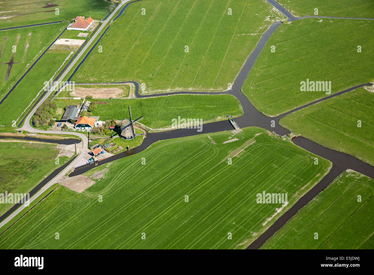 Niederlande, De Woude, Windmühle. Luftbild Stockfoto