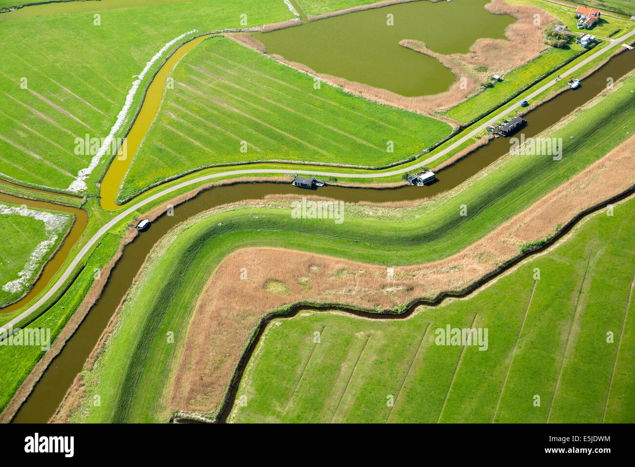 Niederlande, Petten, Hausboote in Gürtel-Kanal von Pettemer Polder. Luftbild Stockfoto