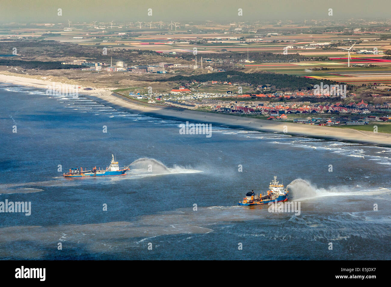 Niederlande, Petten, Stärkung der Deich, Hondsbossche Zeewering. Nachgestellte Absaugung Hopper Bagger Sand ablegen. Luftbild Stockfoto