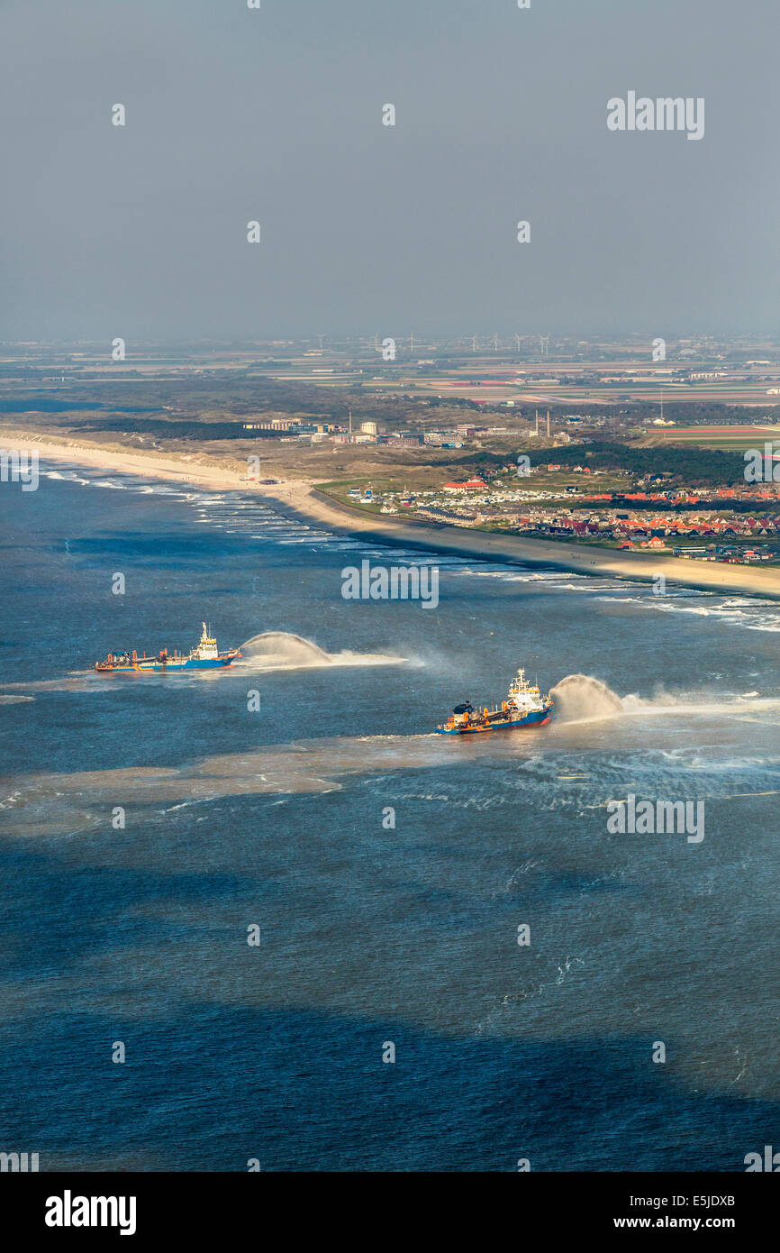 Niederlande, Petten, Stärkung der Deich, Hondsbossche Zeewering. Nachgestellte Absaugung Hopper Bagger Sand ablegen. Luftbild Stockfoto