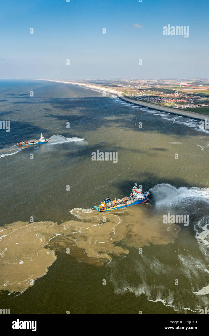 Niederlande, Petten, Stärkung der Deich, Hondsbossche Zeewering. Nachgestellte Absaugung Hopper Bagger Sand ablegen. Luftbild Stockfoto