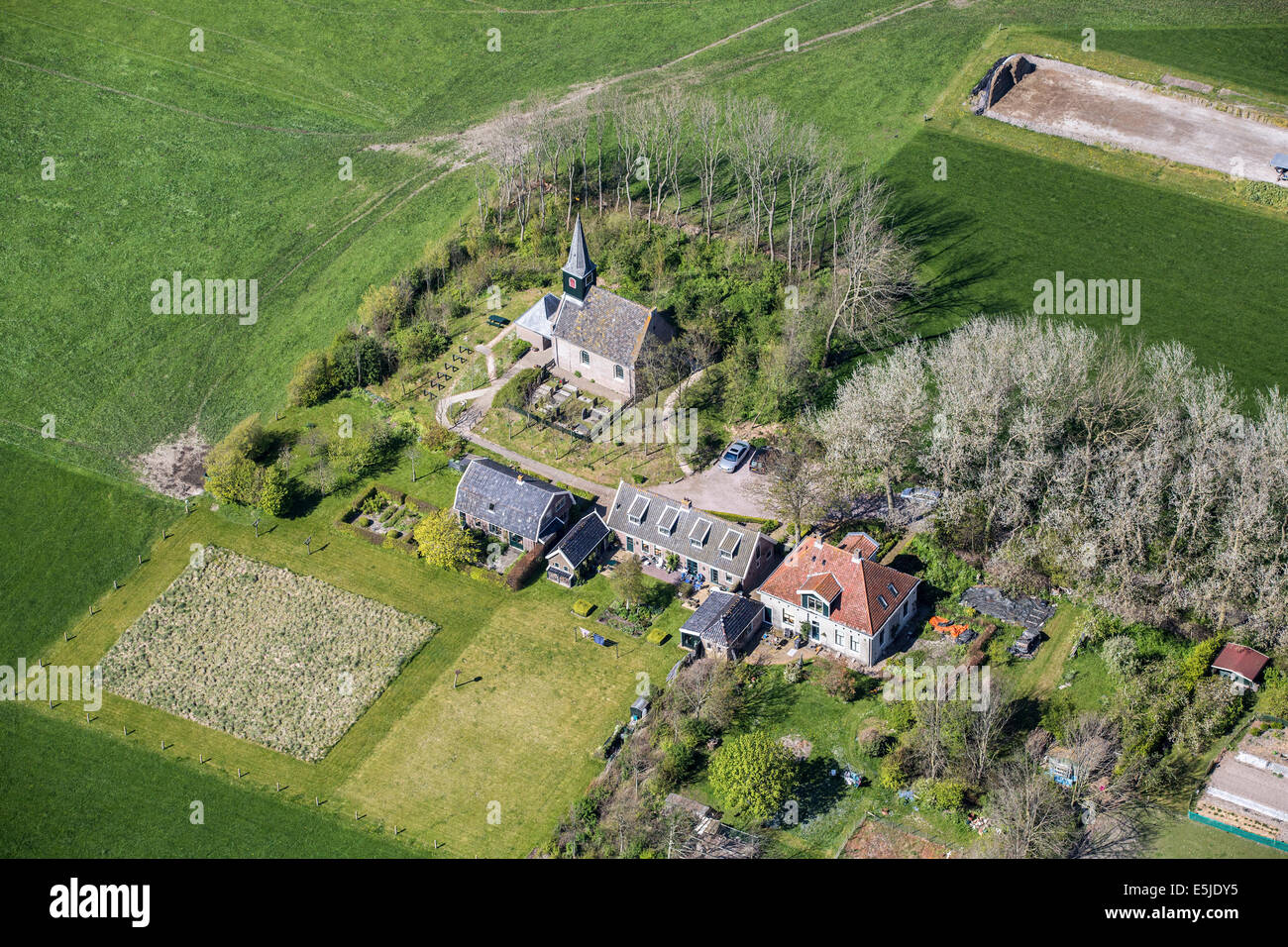 Niederlande, Eenigenburg. Zentrum des Dorfes. Luftbild Stockfoto