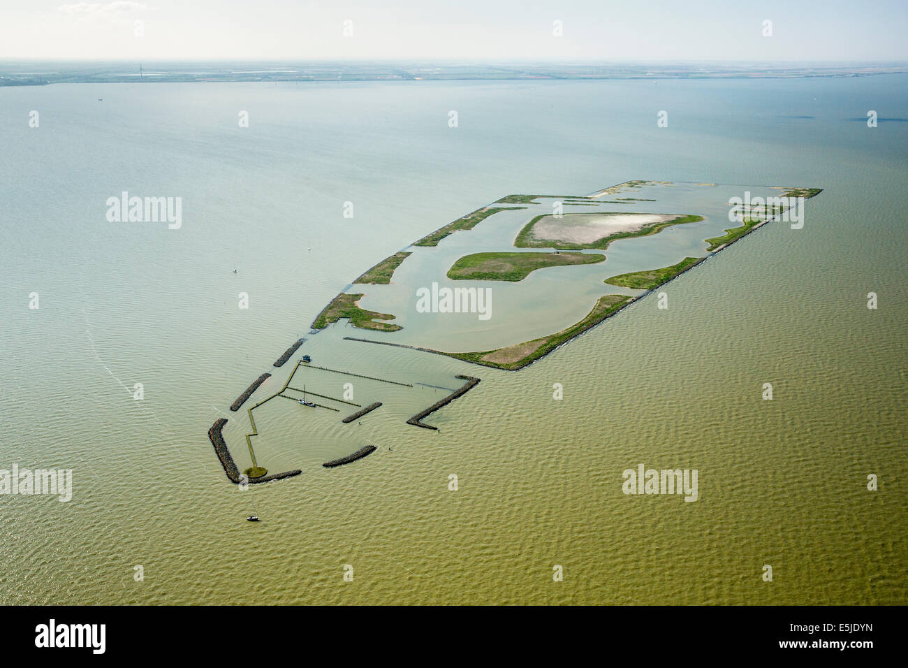 Niederlande, Andijk, künstliche Insel namens De Kreupel, niederländische Forstverwaltung. Luftbild Stockfoto