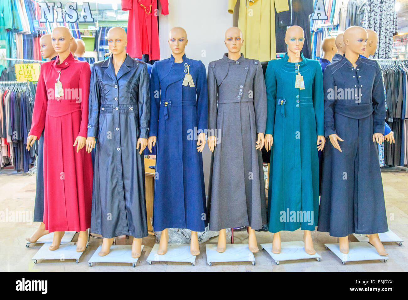 Modische Damenbekleidung in Konya-Kaufhaus Stockfoto
