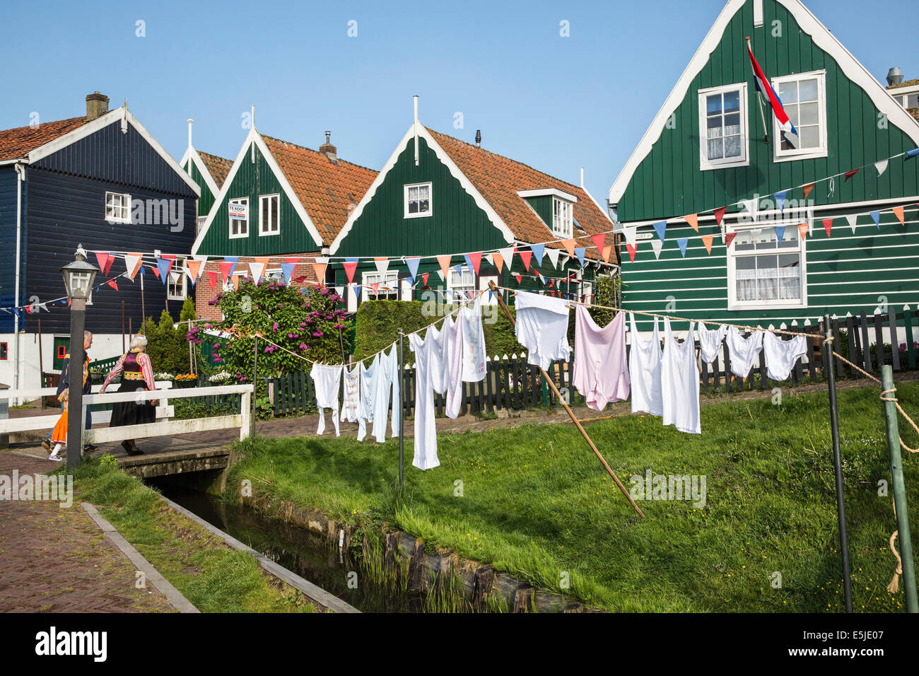 Niederlande, Marken, Menschen gekleidet in traditioneller Tracht am Königstag, 27 April. Wäscherei Stockfoto