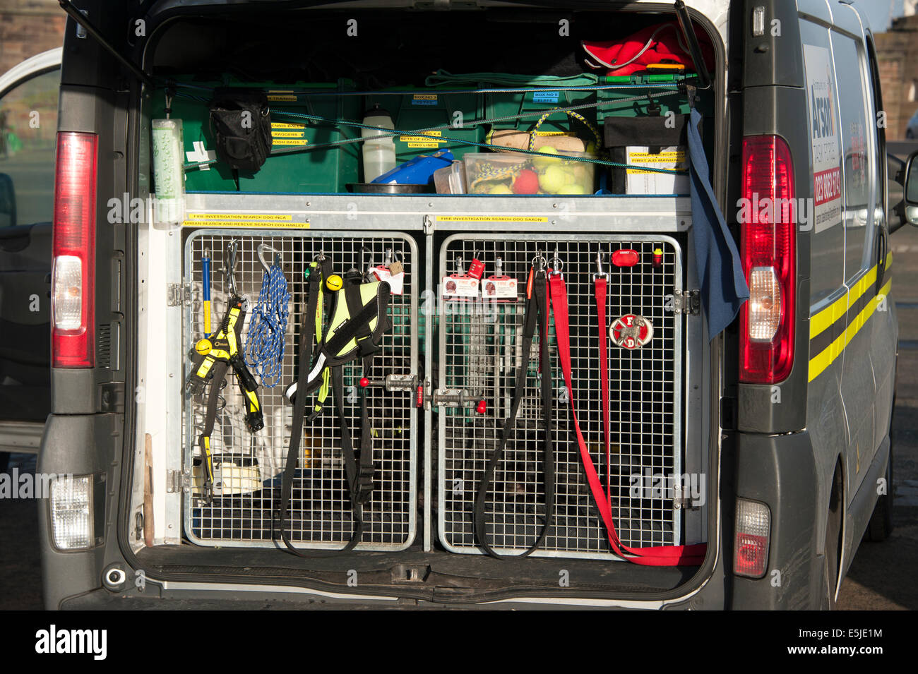 Feuer & Rescue Service Suche Hund Van Fahrzeug Stockfoto