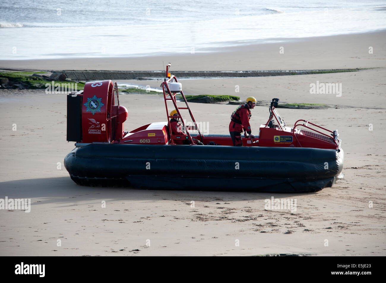 Feuer & und Rescue Service Hovercraft Wasser Strand Schlamm Stockfoto