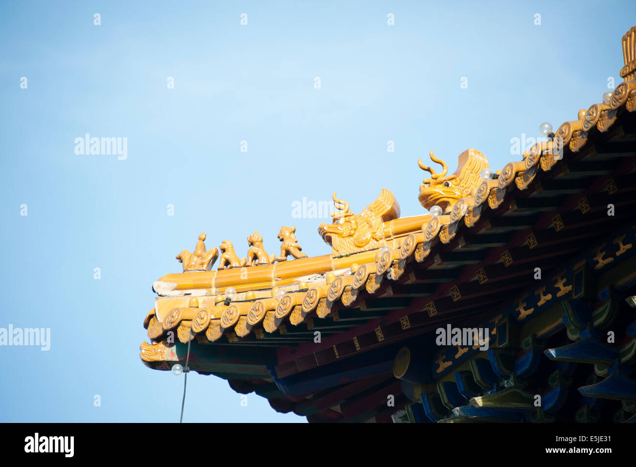 Chinesisch-Dachfirst Fliesen alte dekorative Drachen Stockfoto