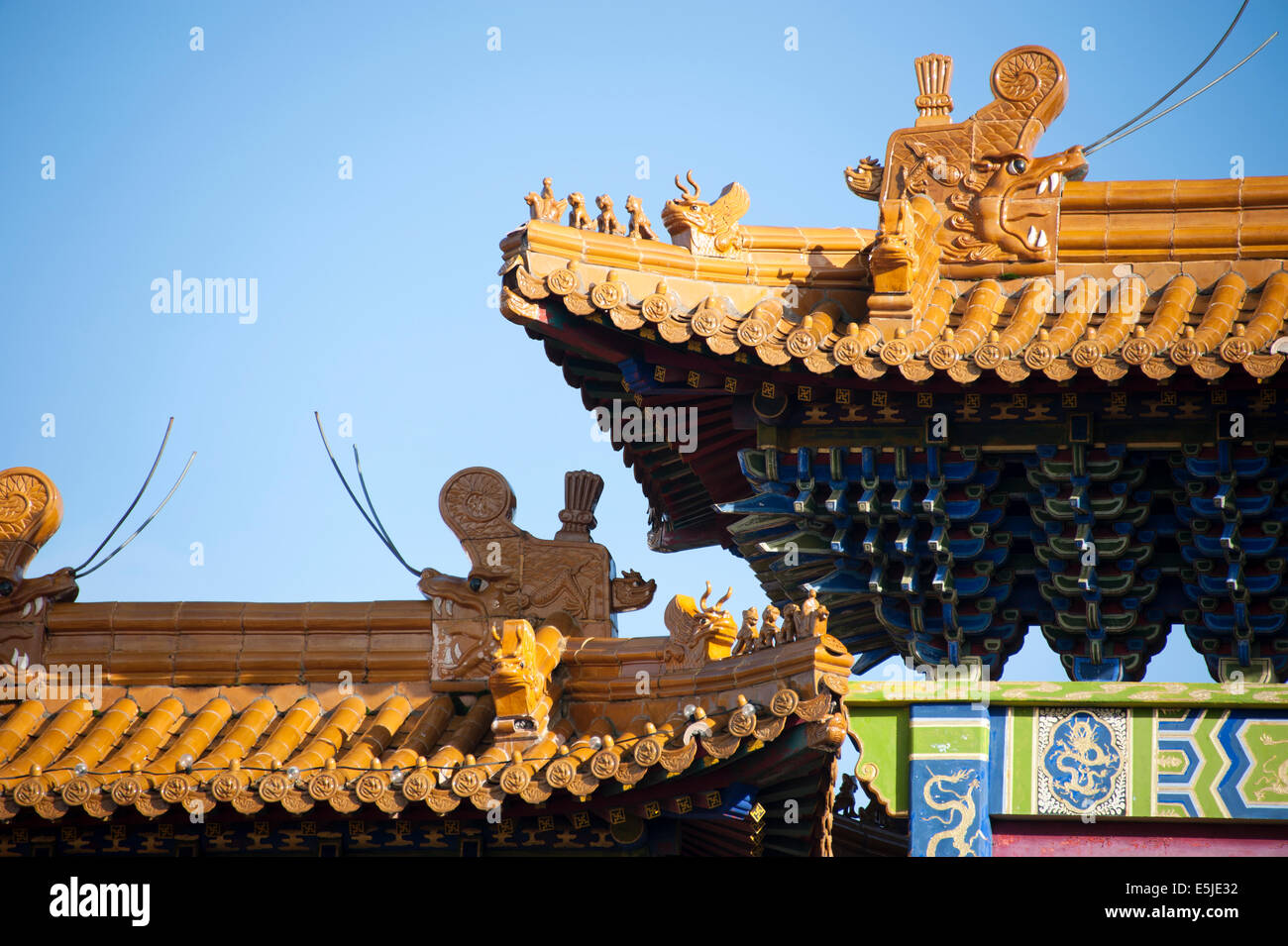 Chinesisch-Dachfirst Fliesen alte dekorative Drachen Stockfoto