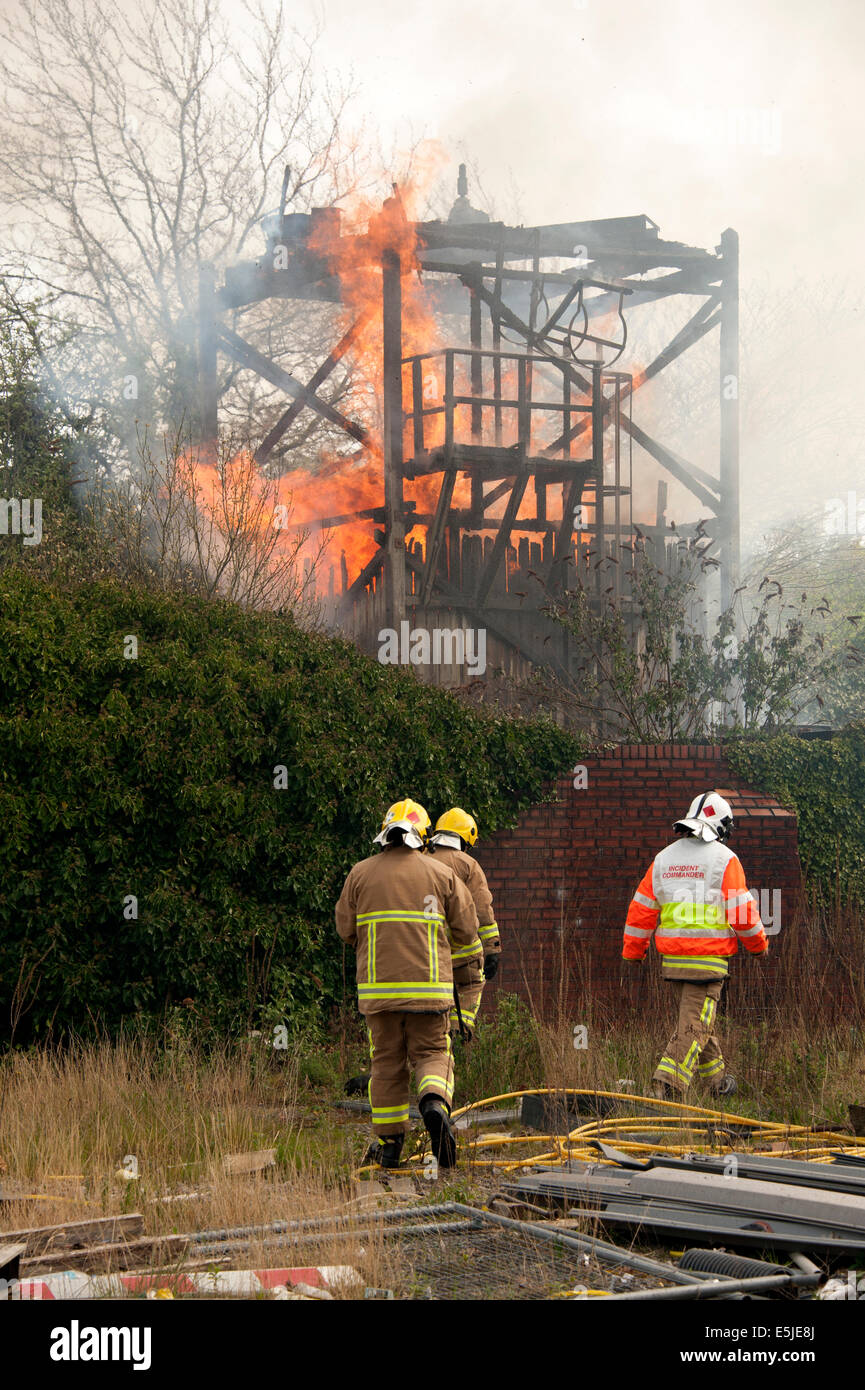 Feuerwehrleute im freien Feuer Flammen verlassener Gebäude Brandstiftung Stockfoto