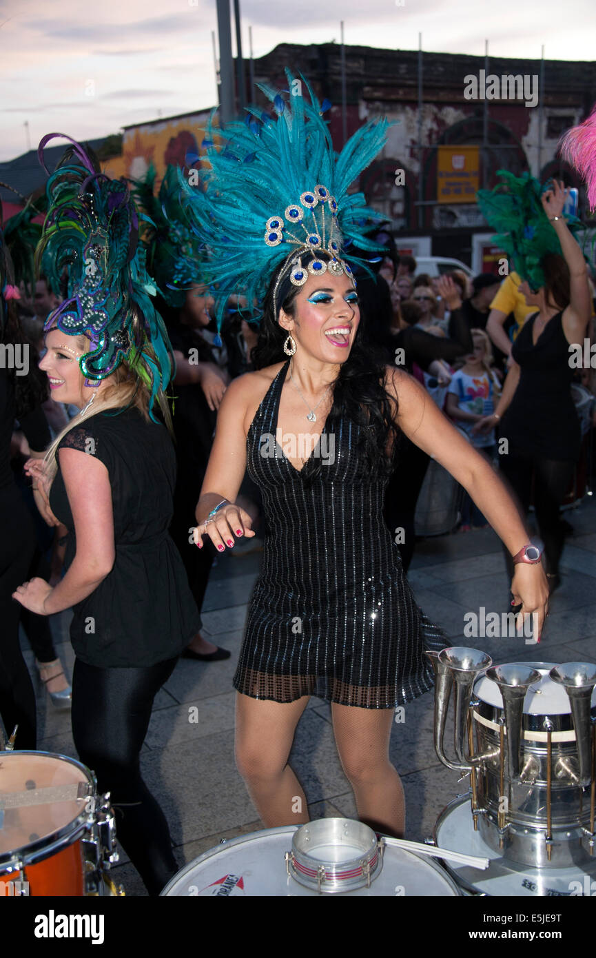 Karibischen Karneval Tänzerin Federn Spaß Stockfoto