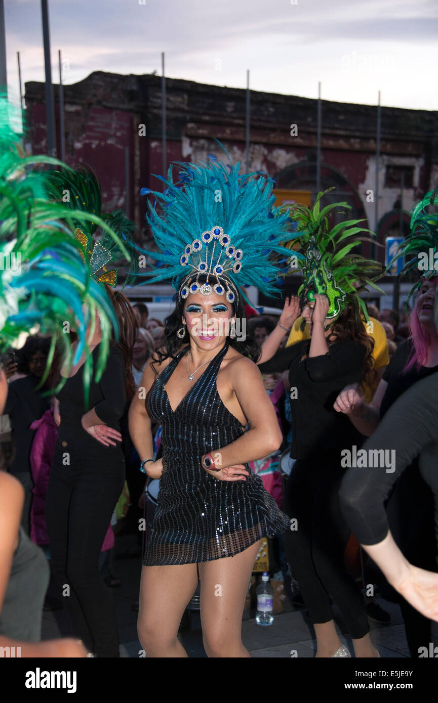 Karibischen Karneval Tänzerin Federn Spaß Stockfoto