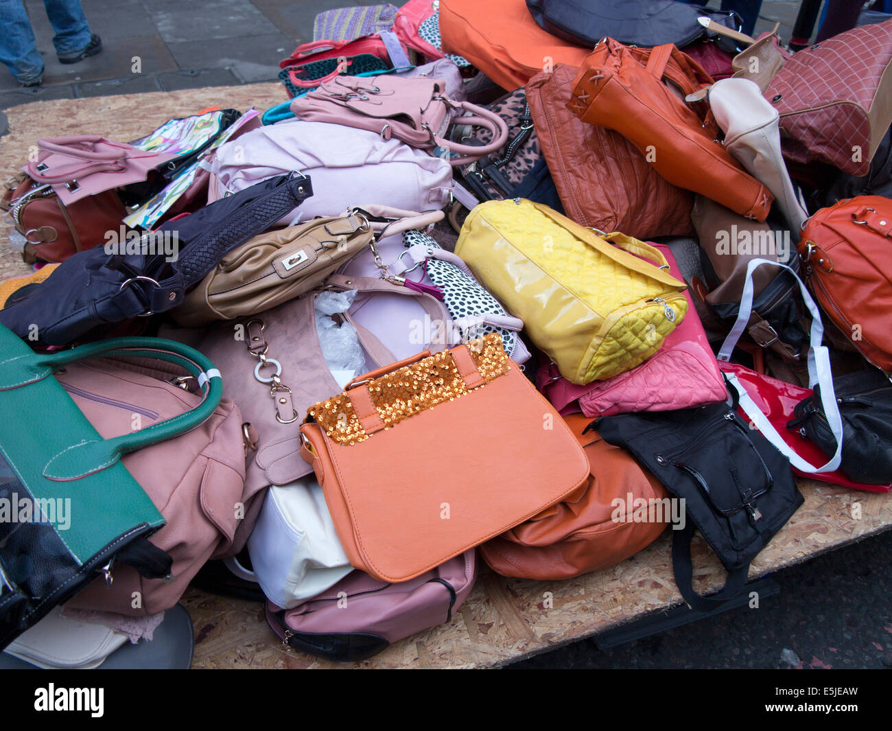 Haufen von gebrauchte abgenutzte secondhand Taschen Handtaschen zu verkaufen  Stockfotografie - Alamy