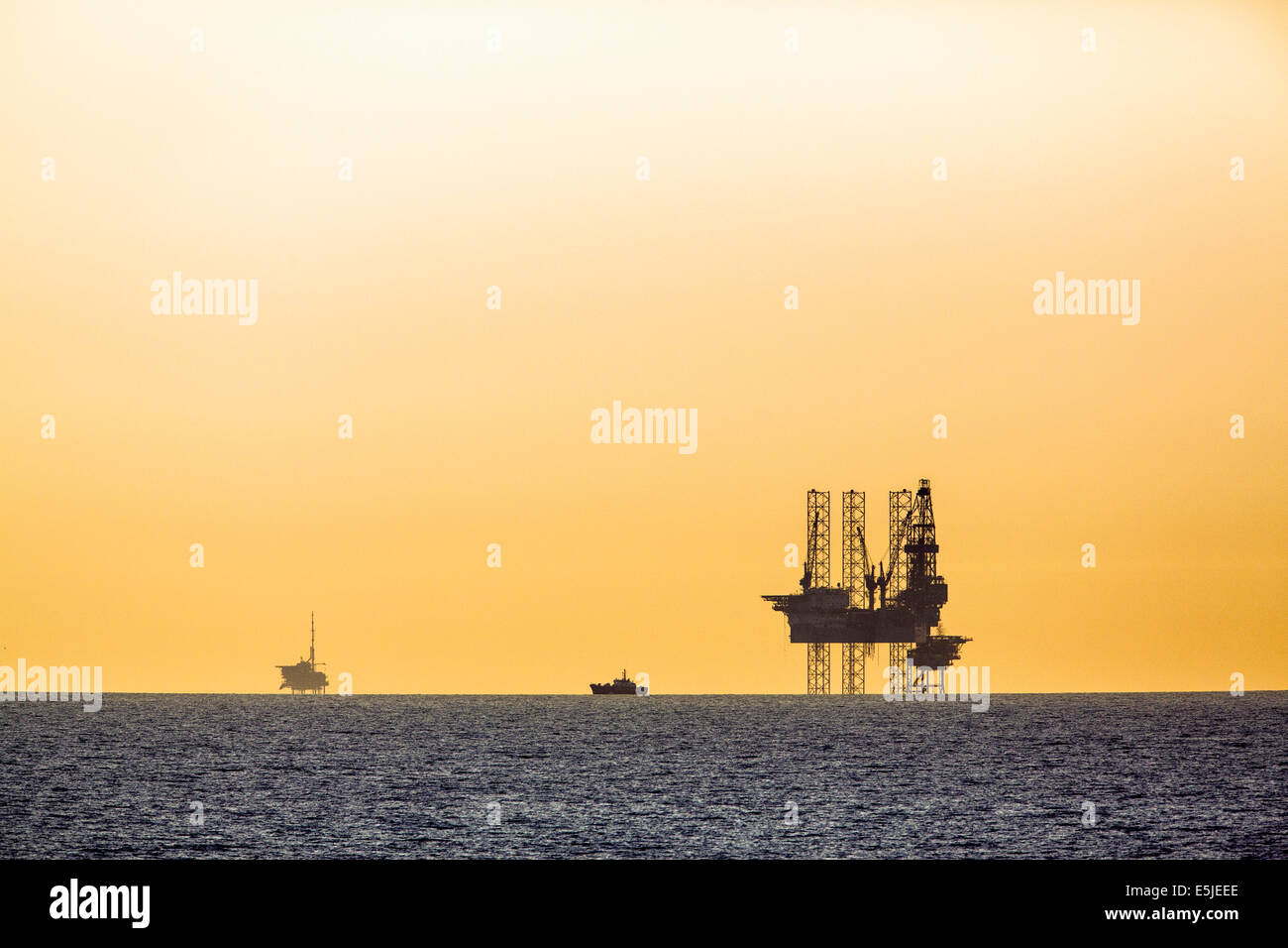 Niederlande, Den Helder, Niederlande Wirtschaftszone auf Nordsee. Gas bohren Plattform oder Rig, Versorgung Boot und Gas Produktionsplattform Stockfoto