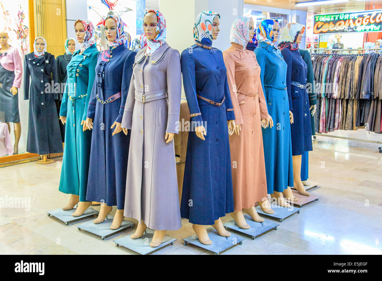 Modische Damenbekleidung in Konya-Kaufhaus Stockfoto