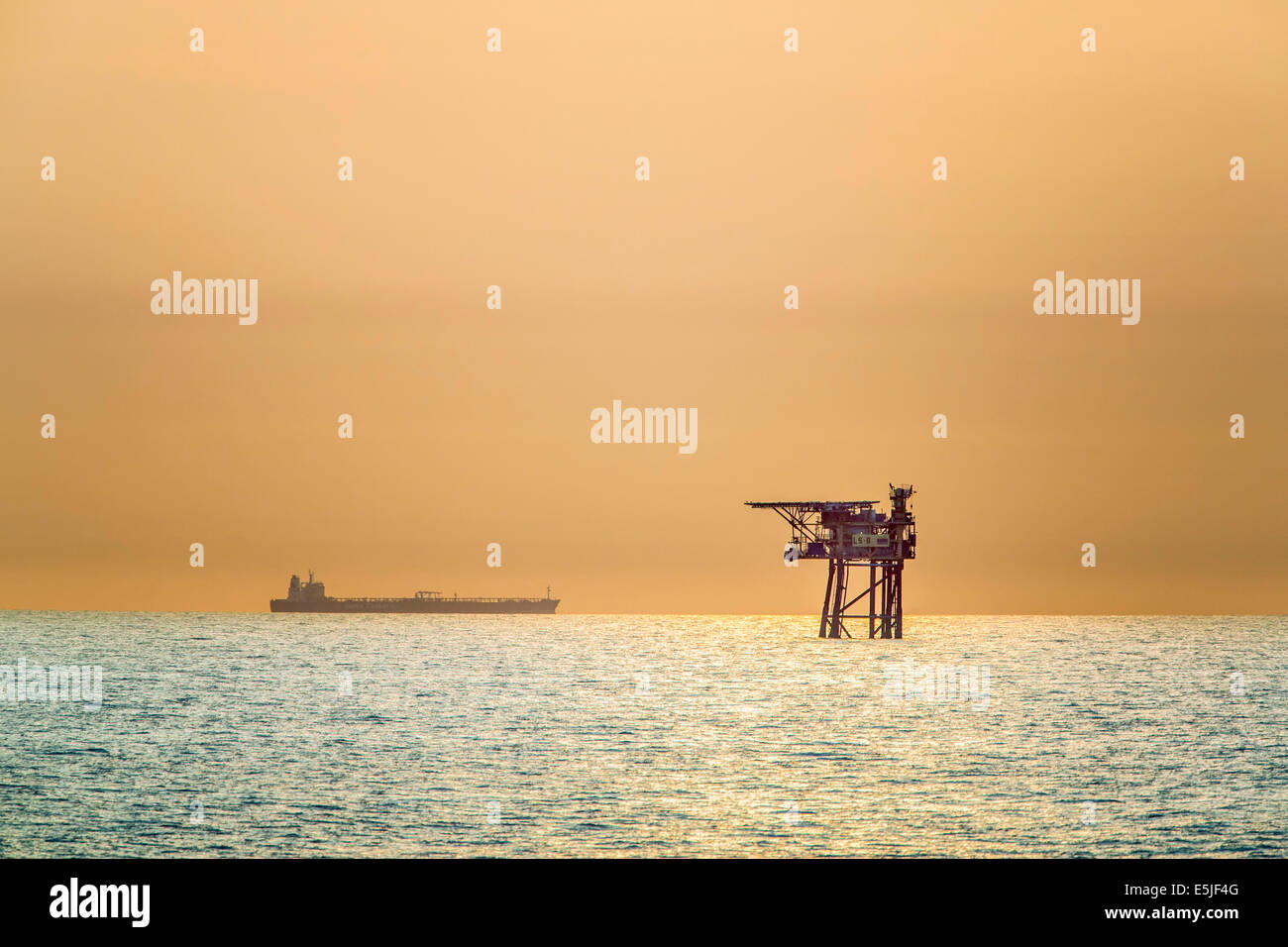 Niederlande, Den Helder, Niederlande Wirtschaftszone auf Nordsee. Gas-Produktionsplattformen. Tanker Stockfoto