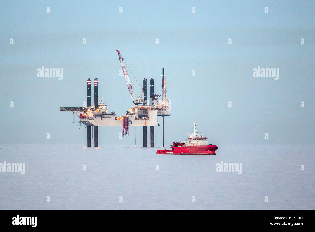 Niederlande, Den Helder, Niederlande Wirtschaftszone auf Nordsee. Offshore-Bohrplattform SWIFT 10. Vordergrund Offshore-Versorgungsschiff Stockfoto