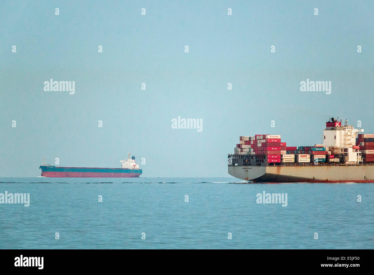 Niederlande, Den Helder, Niederlande Wirtschaftszone auf Nordsee. Container-Schiff und Ladung-Boot Stockfoto