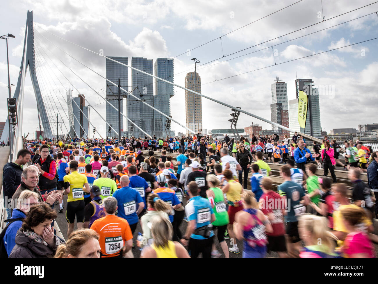 Niederlande, Rotterdam, ABN-AMRO Marathon 2014. Läufer auf Erasmus-Brücke Stockfoto