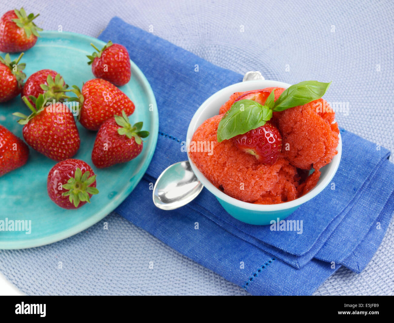 Gefrorene Dessert Erdbeer-Sorbet weich Sommer Früchte Stockfoto