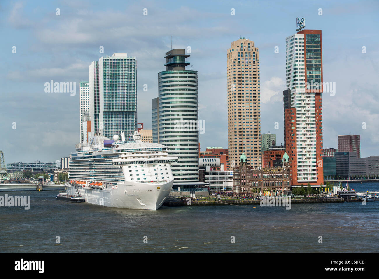 Niederlande, Rotterdam, Kop van Zuid Viertel. Kreuzfahrtschiff Ocean Princess. Hotel New York, Holland America Line. Stockfoto