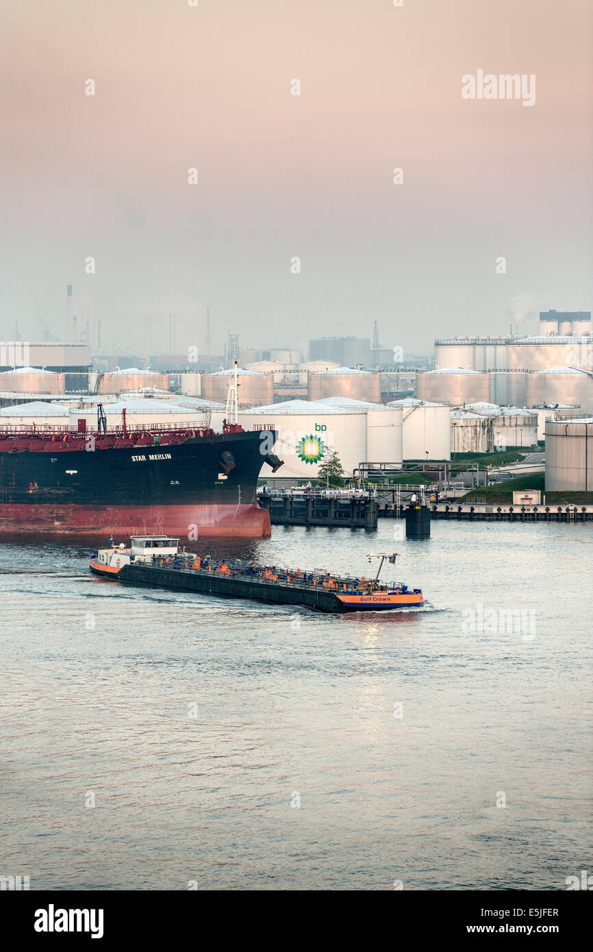 Niederlande, Rotterdam, Hafen von Rotterdam. Hafen oder Hafen. Ölkonzern BP Speicher Stockfoto