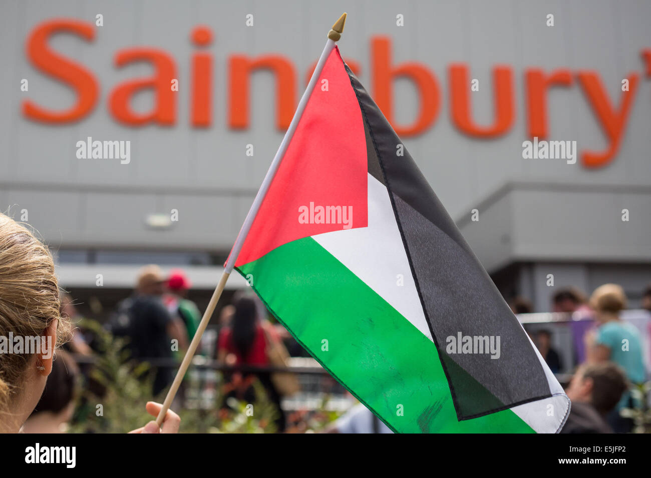 London, UK. 2. August 2014. Protest gegen israelische Lebensmittelprodukte in Sainsbury Supermarkt Credit: Guy Corbishley/Alamy Live News Stockfoto