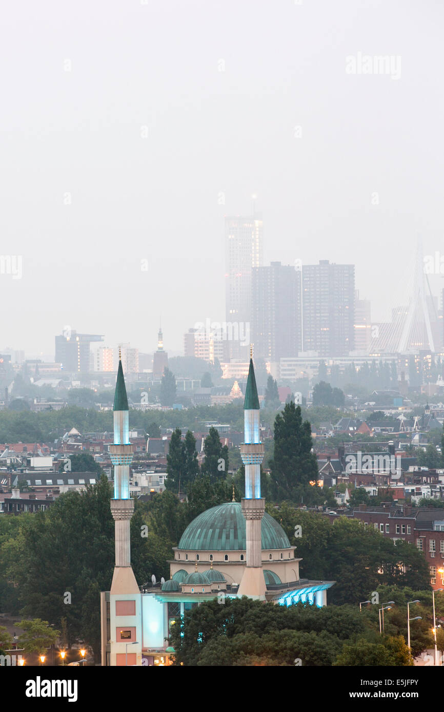 Niederlande, Rotterdam, Blick auf die Moschee und die Skyline. Morgen. Twilight Stockfoto