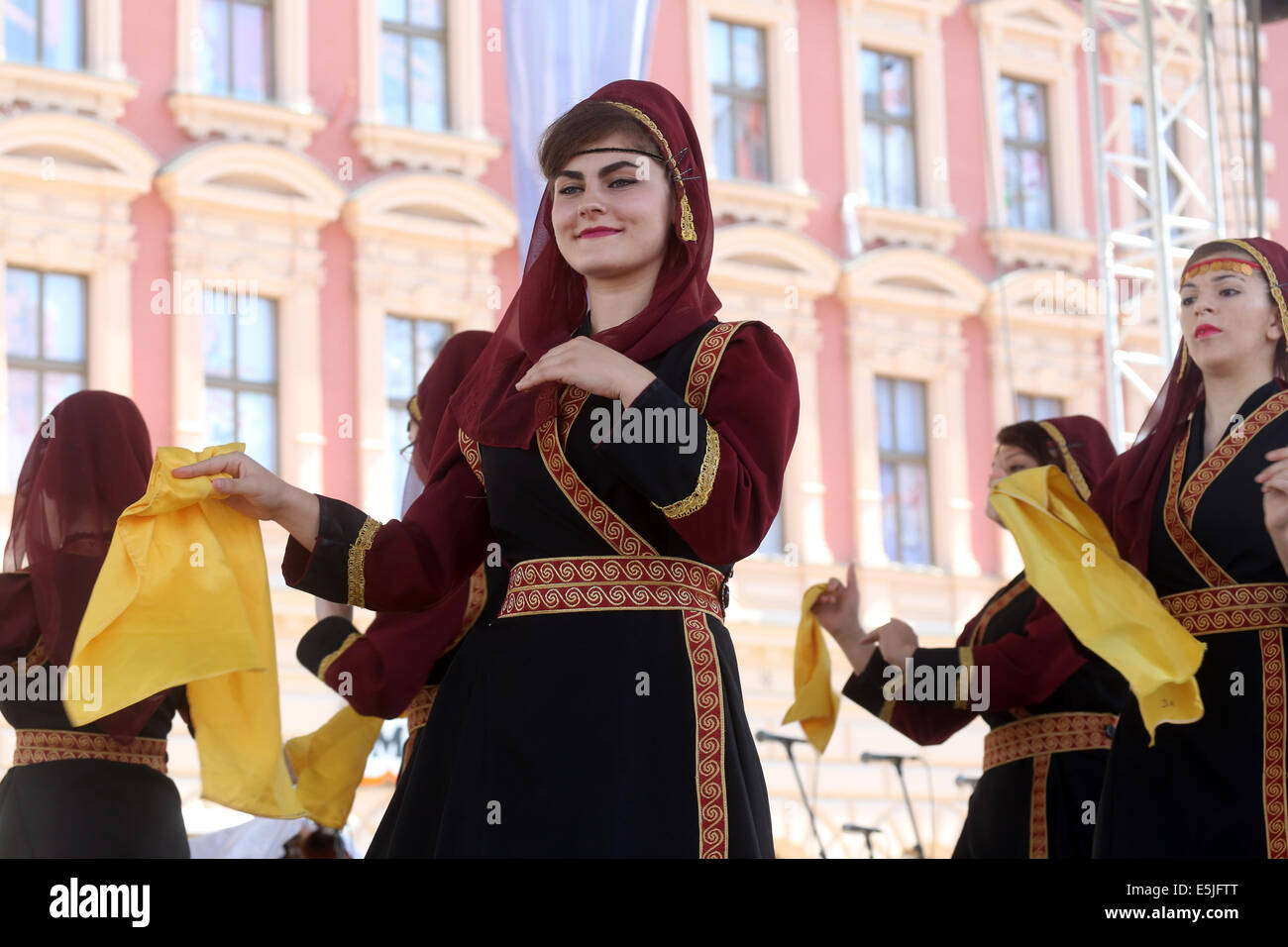 Mitglieder der Folk Gruppe albanische Kultur Gesellschaft aus Cegrane, Mazedonien während der 48. internationalen Folklore-Festival in Zagreb Stockfoto