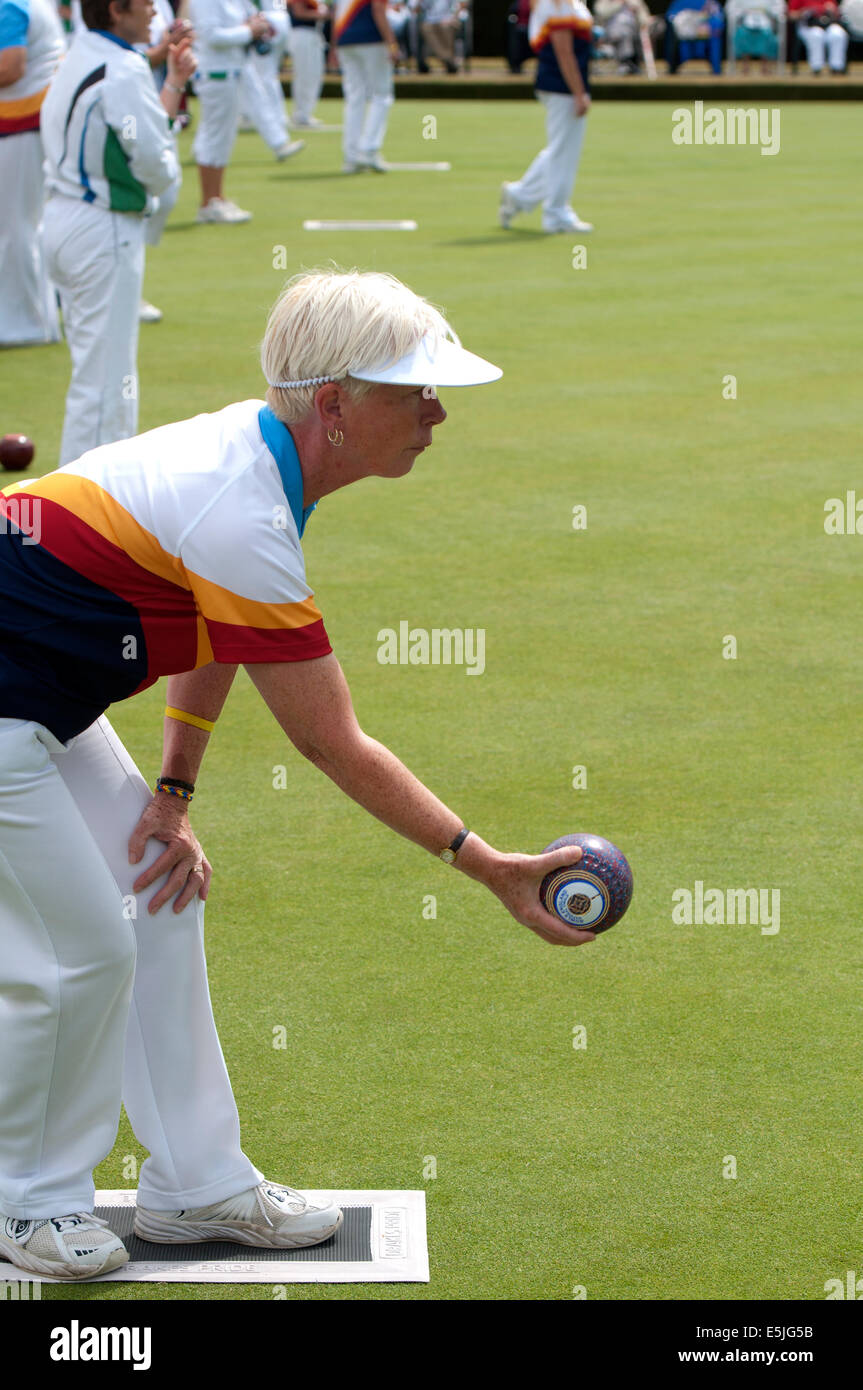 Victoria Park, Leamington Spa, Warwickshire, UK. 2. August 2014. Die 2014 Schalen England nationalen Meisterschaften und nationalen Finale des Wettbewerbs für Männer und Frauen sind über einen Zeitraum von 28 Tagen vom 2. bis 31. August statt. Ein Dame Bowler aus dem Surrey Team Schalen in das Finale der Johns-Trophy gegen die Grafschaft Devon. Bildnachweis: Colin Underhill/Alamy Live-Nachrichten Stockfoto