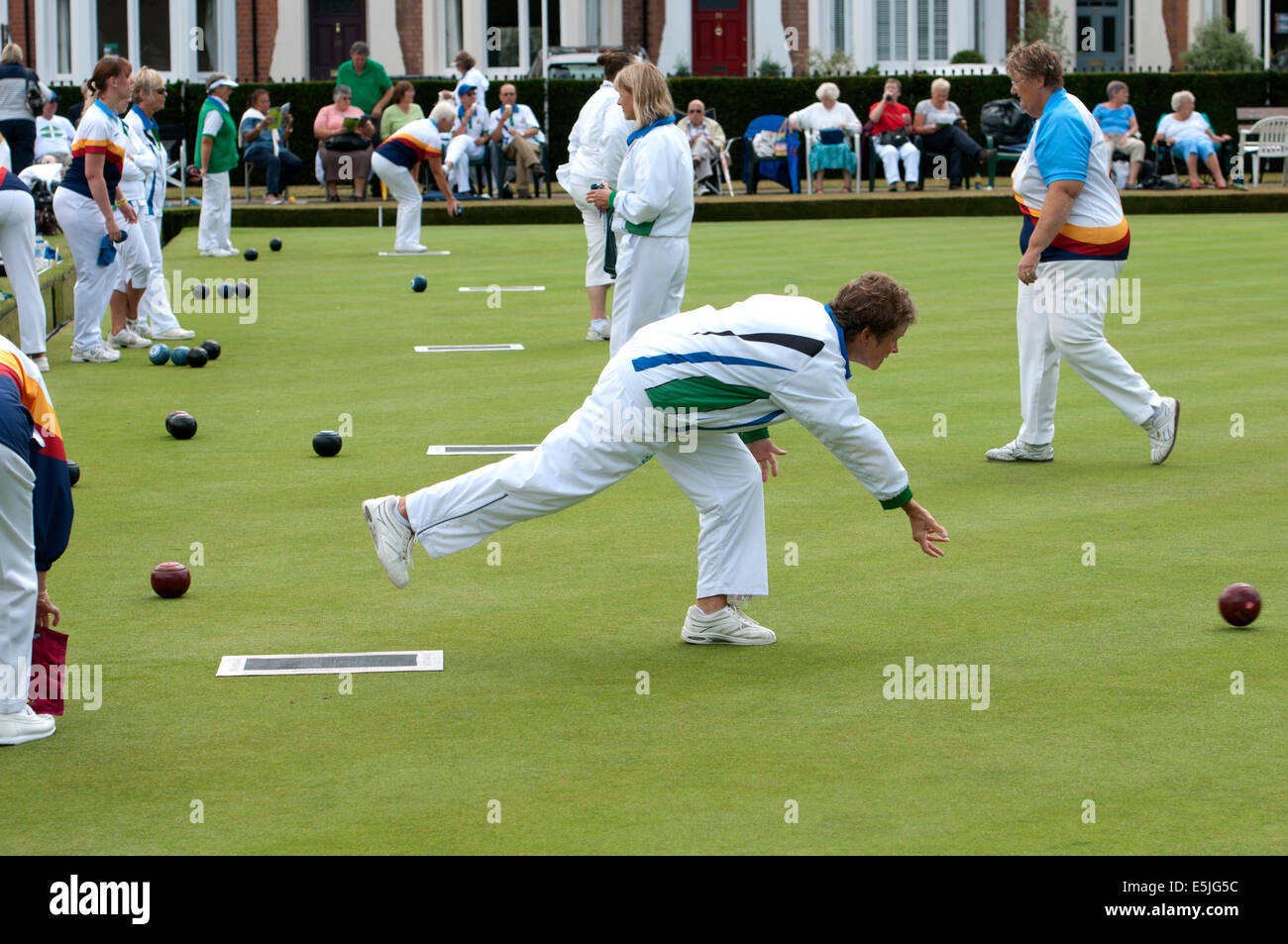 Victoria Park, Leamington Spa, Warwickshire, UK. 2. August 2014. Die 2014 Schalen England nationalen Meisterschaften und nationalen Finale des Wettbewerbs für Männer und Frauen sind über einen Zeitraum von 28 Tagen vom 2. bis 31. August statt. Ein Dame Bowler aus dem Devon-Team im Finale der Trophée Johns gegen das Surrey county Team Schalen. Bildnachweis: Colin Underhill/Alamy Live-Nachrichten Stockfoto