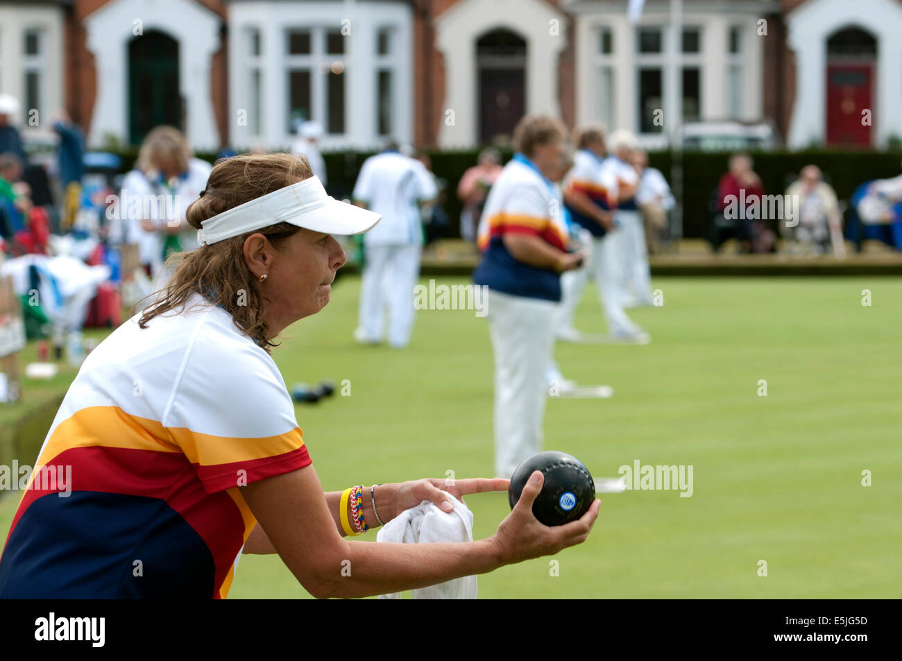 Victoria Park, Leamington Spa, Warwickshire, UK. 2. August 2014. Die 2014 Schalen England nationalen Meisterschaften und nationalen Finale des Wettbewerbs für Männer und Frauen sind über einen Zeitraum von 28 Tagen vom 2. bis 31. August statt. Ein Dame Bowler aus dem Surrey Team Schalen in das Finale der Trophy der Johannes gegen die Grafschaft Devon. Bildnachweis: Colin Underhill/Alamy Live-Nachrichten Stockfoto